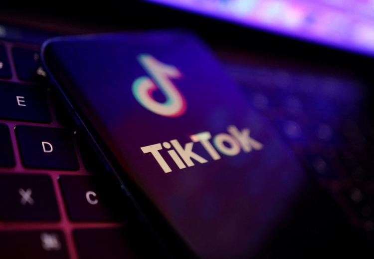  TikTok sender nu helt officielt europæernes data til Kina. Men kun for at sikre brugerne en mere underholdende oplevelse, forsikrer selskabet.   Foto: Dado Ruvic/Ritzau Scanpix
