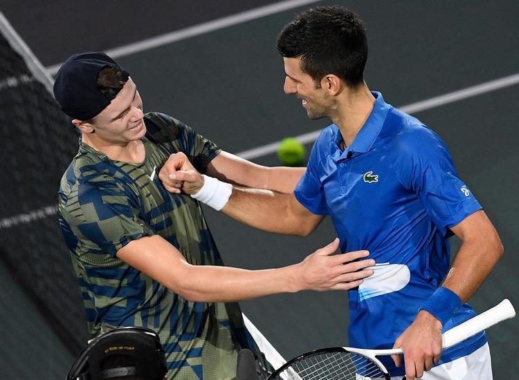 Anerkendelsen var synlig, da Novak Djokovic (th.) lykønskede den 16 år yngre Holger Rune med finalesejren i kæmpeturneringen Paris Masters. Foto: Julien de Rosa/Ritzau Scanpix