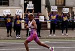 Brasilianske Daniel Do Nascimento havde lagt god afstand ned til forfølgerne ved New York Marathon, da han kort efter et toiletbesøg pludselig kollapsede og måtte se en kenyaner løbe med sejren. Foto: Jeenah Moon/Ritzau Scanpix