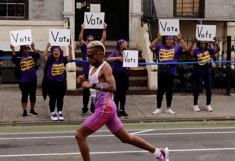 Brasilianske Daniel Do Nascimento havde lagt god afstand ned til forfølgerne ved New York Marathon, da han kort efter et toiletbesøg pludselig kollapsede og måtte se en kenyaner løbe med sejren. Foto: Jeenah Moon/Ritzau Scanpix