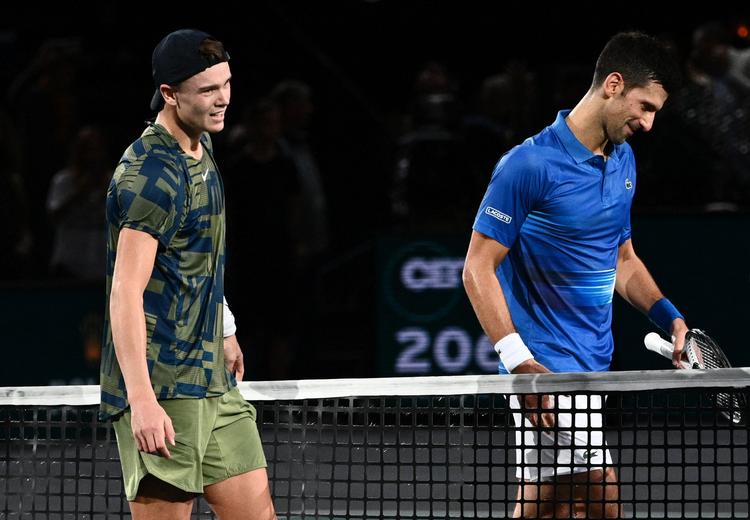   Holger Rune og Novak Djokovic kan mødes igen i næste uge, såfremt der indtræffer afbud fra en spiller.  Foto: Christophe Archambault/Ritzau Scanpix