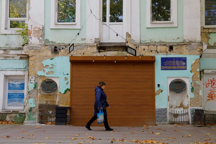 En kvinde på gaden i Kherson - den by, de ukrainske befriere nærmer sig. Foto: Alexander Ermochenko/Ritzau Scanpix