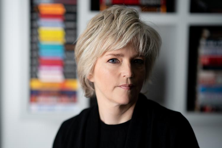 Karin Slaughter skriver om en hård verden fuld af våben og vold, men også om de skrøbelige eksistenser, som gemmer sig bag en hårdkogt facade. Foto: Alison Cohen Rosa