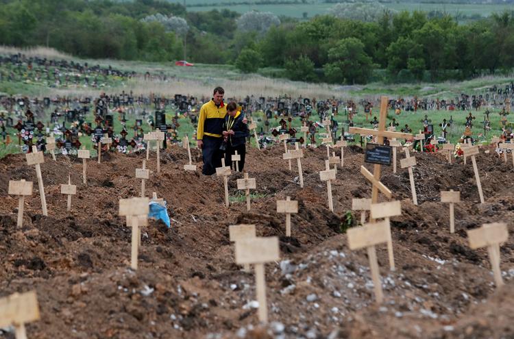 Massegravstedet ved Staryj Krym fotograferet i maj. Siden er det bleve udvidet med flere grave.  Foto: Alexander Ermochenko/Ritzau Scanpix
