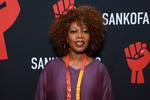     I marts i år tog Alfre Woodard til New York for at være med til en hyldestfest for Harry Belafonte. Hun bor i Californien sammen med sin mand, manuskriptforfatteren Roderick Spencer, der skrevet hovedrollen i den tre år gamle film 'Juanita' specielt til hende.  Foto: Jason Mendez/Ritzau Scanpix