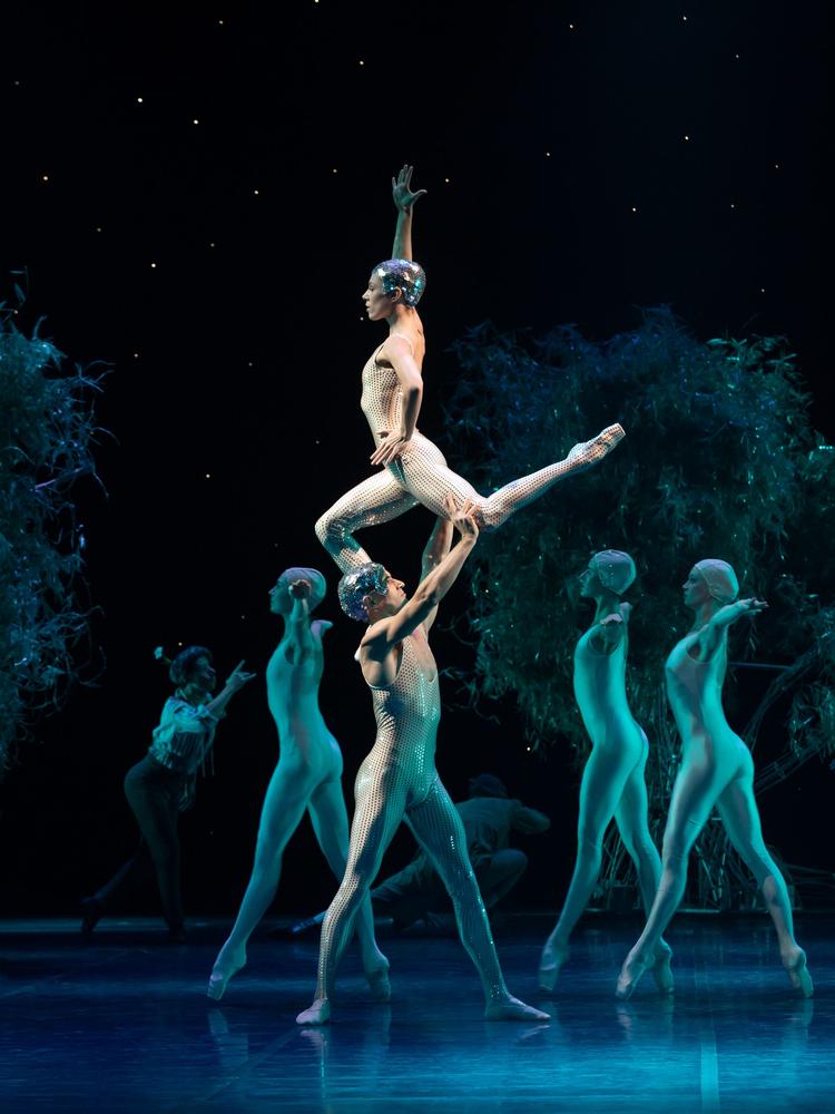 Når det gælder scenekunst har de gamle institutioner været for langsomme til at sikre arbejdsmiljøet, siger formanden for Dansk Skuespillerforbund. Her er det en scene fra John Neumeiers opsætning af 'En skærsommernatsdrøm' på Det Kgl. Teater. Foto: Costin Radu 