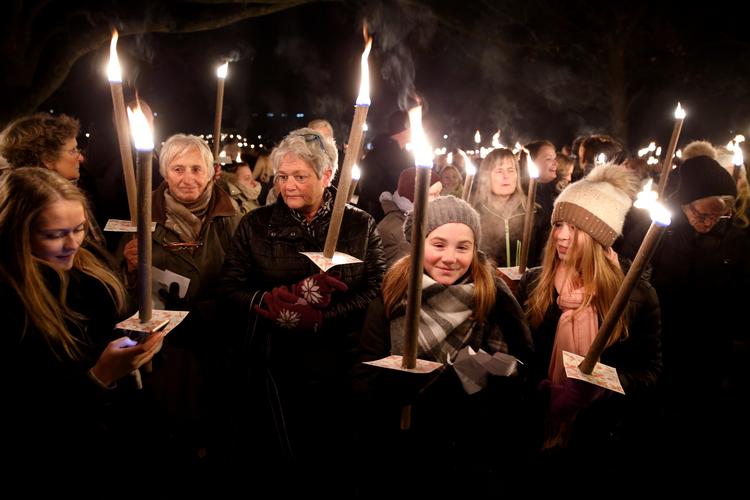 Mange mennesker mødte op i et fakkeltog efter drabet på Louise Borglit.  Foto: Jens Dresling