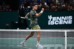 De seneste uger har Holger Rune kørt en række af sine mere rutinerede modstandere rundt i manegen, og senest gik det ud over Novak Djokovic i Paris Masters.   Foto: Christophe Archambault/Ritzau Scanpix