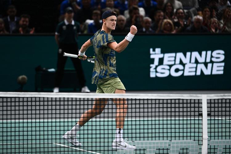 De seneste uger har Holger Rune kørt en række af sine mere rutinerede modstandere rundt i manegen, og senest gik det ud over Novak Djokovic i Paris Masters.   Foto: Christophe Archambault/Ritzau Scanpix