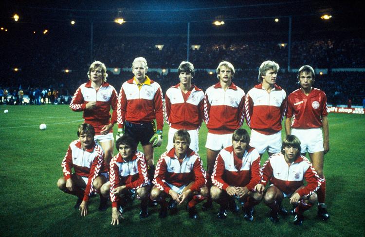 Det danske hold inden EM-kvalifikationskampen mod England på Wembley i 1983. Det blev en historisk sejr. Foto: Finn Frandsen