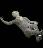 Man kan næsten se for sig, hvordan ynglingen har siddet ved et af badestuens bassiner. Foto: Handout/Ritzau Scanpix