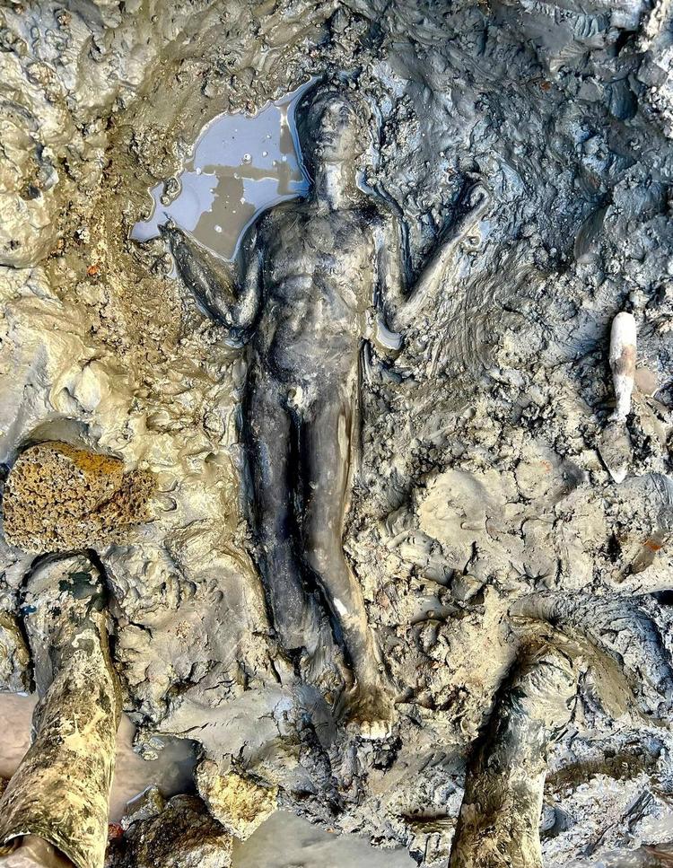 Ved de varme kilder i San Casciano dei Bagni i Toscana, Italien, er 24 unikke figurer dukket op af mudderet. Foto: Ministero Della Cultura/Ritzau Scanpix