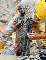 Der blev også fundet tusindvis af mønter både med etruskisk og romersk indskrift. Man mener, at besøgende har smidt mønter i badene, fordi det gav held og godt helbred. Foto: Handout/Ritzau Scanpix