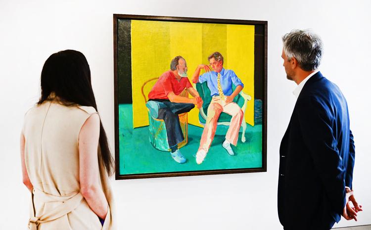 Maleriet 'The Conversation' af den engelske kunstmaler David Hockney blev solgt for 7,8 millioner dollar ved auktionen af Paul Allens kunstsamling. En beskeden sum sammenlignet med nogle af de andre hammerslag på aftenen. Foto: Frederic J. Brown/Ritzau Scanpix