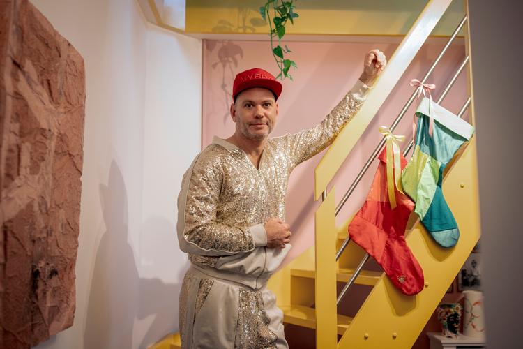 Hver decembermorgen giver Nicholas Nybro og manden kalendergaver til hinanden i to opkørte udgaver af den klassiske julesok, som Nybro har designet. Sokkerne er fyldt med farver og glimmer, »og på den måde passer de godt til os og vores jul«, fortæller han. Foto: Miriam Dalsgaard