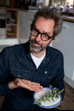 »Et år lavede vi falafler juleaften«, fortæller Anders Morgenthaler, som gerne vil udfordre, hvorfor juletraditionerne død og pine skal foregå på en bestemt måde. I stedet vil han sammen med sin familie skabe sine helt egne.  Foto: Finn Frandsen