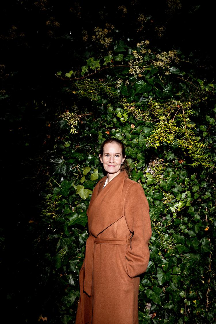 Maria Reumert Gjerding er »ekstremt påpasselig med at være bedrevidende«, når det handler om bæredygtighed. I sin families omstilling i julen har det fungeret at nedsætte juleforbruget, men samtidig bevare alt det festlige. Og det har hun lært af, fortæller præsidenten for Danmarks Naturfredningsforening. Foto: Jacob Ehrbahn