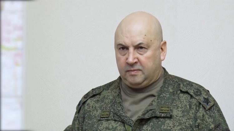 Sergej Surovikins beslutning »trækker tropper tilbage og redder tusinder, som faktisk er omringet inde på fjendens territorium, fuldstændigt afskåret fra forsyningsvejene«, lyder rosen. Foto: Russian Defence Ministry/Ritzau Scanpix
