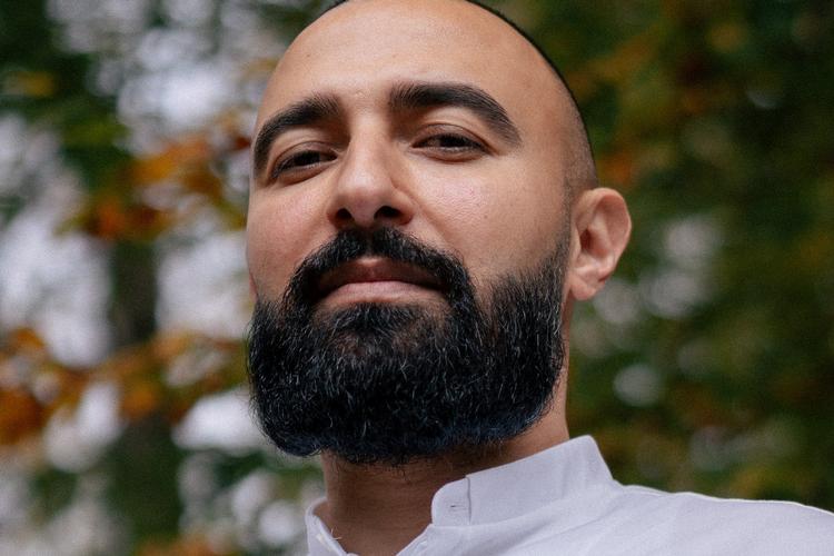 Skuespilleren Hadi Ka-koush er den nye vært på 'Natholdet', som i alle årene forinden har haft Anders Breinholdt som vært.    Foto: Emil Helms/Ritzau Scanpix