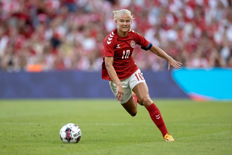 Pernille Harder skulle have fejret fødselsdag i landskampen mod Holland i aften, men blev skadet mod Schweiz fredag aften. Foto: Finn Frandsen