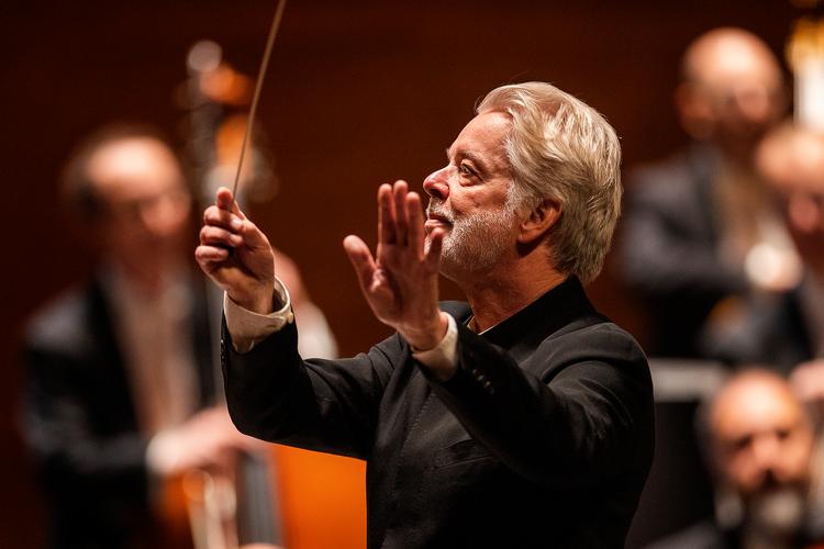Jukka-Pekka Saraste har før ledt DR's symfoniorkester gennem lange symfonier af Bruckner. Torsdag i denne uge gjaldt det Mahler. Foto: Finn Frandsen