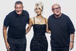 Designers Stefano Gabbana and Domenico Dolce stand next to Kim Kardashian at the end of the Dolce &amp; Gabbana Spring/Summer 2023 collection show during Milan Fashion Week in Milan, Italy, September 24, 2022. REUTERS/Alessandro Garofalo Foto: Alessandro Garofalo/Ritzau Scanpix