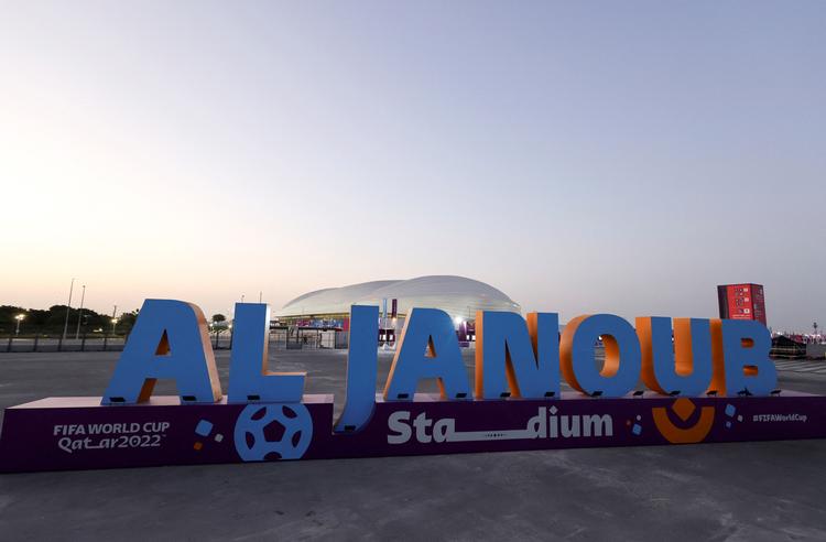 På Al Janoub stadion i Al Wakrah syd for Doha skal Danmark spille mod Australien 30. november. Qatar vil helst skabe et billede af flotte stadioner med jublende tilskuere - også selv om tilskuerne er betalt for at juble. Foto: Amr Abdallah Dalsh/Ritzau Scanpix