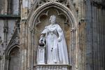 Statuen af den afdøde dronning Elizabeth II står på domkirken i York, York Minster i det nordlige England. Den blev afsløret 9. november. Foto: Lindsey Parnaby/Ritzau Scanpix