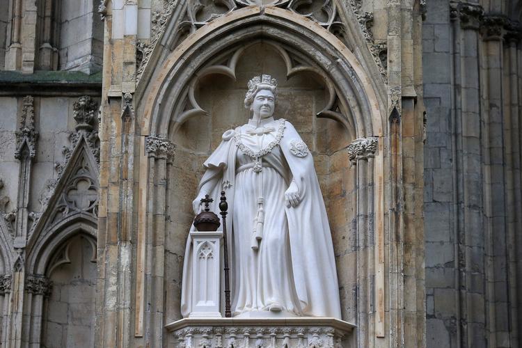 Statuen af den afdøde dronning Elizabeth II står på domkirken i York, York Minster i det nordlige England. Den blev afsløret 9. november. Foto: Lindsey Parnaby/Ritzau Scanpix