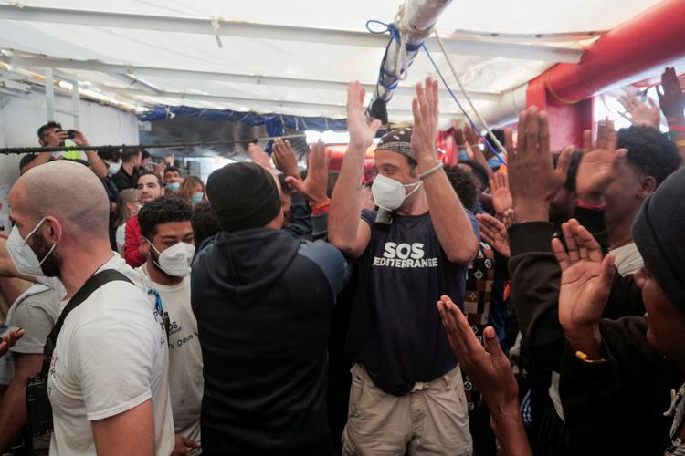 Der udbrød jubel blandt de ombordværende migranter på skibet 'Ocean Viking', da de fik lov til at lægge til kaj i franske Toulon efter at være blevet afvist af Italien. Jublen var dog til at overse blandt de franske politikere. Skibet har ført til diplomatisk krise mellem Frankrig og Italien. Foto: Camille Martin Juan/sos Mediterr/Ritzau Scanpix