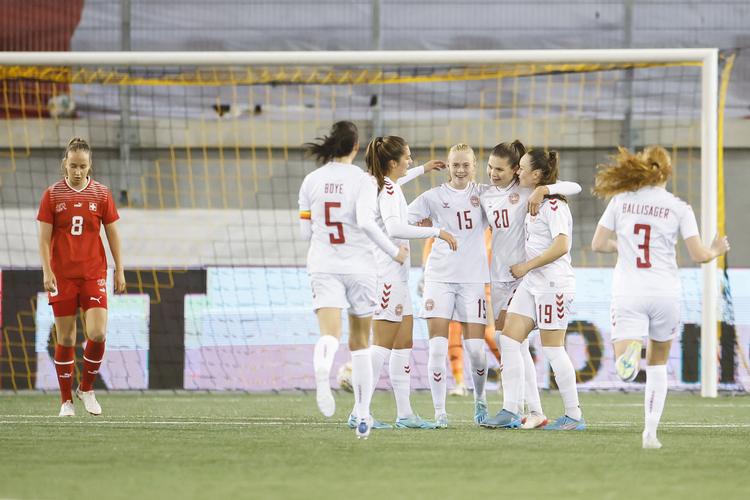 Signe Bruun (nr. tre fra højre) blev dobbelt dansk målscorer i 2-1-sejren over Schweiz. Bruun afløste Danmarks største stjerne, Pernille Harder, der måtte udgå med en skade efter blot 10 minutter. Foto: Michael Buholzer/Ritzau Scanpix