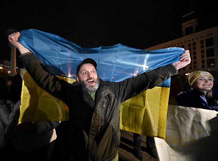 Ukrainske styrkers gernerobring af Kherson fredag skabte jubel i hele landet som her i hovedstaden Kyiv.  Foto: Genya Savilov/Ritzau Scanpix