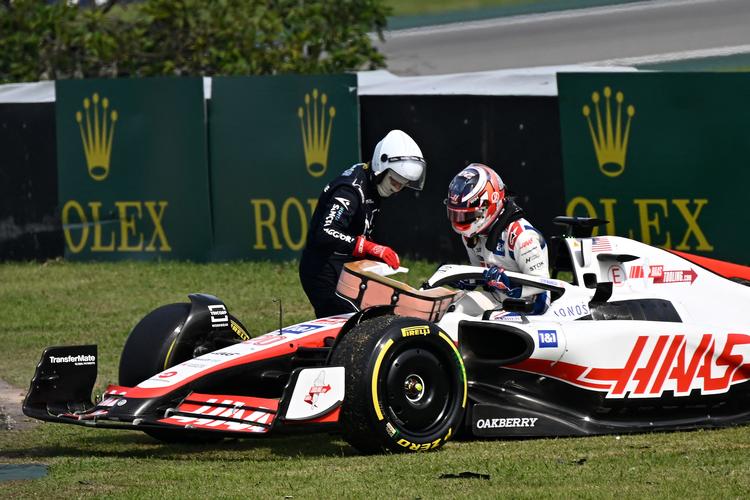 Efter sammenstødet med Daniel Ricciardo (McLaren) under det brasilianske formel 1-grandprix kunne Kevin Magnussen selv komme op fra Haas-raceren. Foto: Mauro Pimentel/Ritzau Scanpix