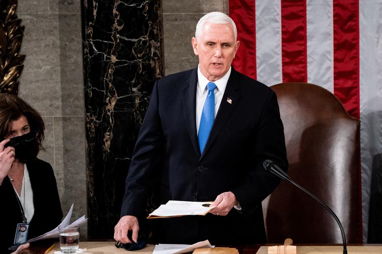 USA's daværende vicepræsident, Mike Pence, var til stede i Kongressen, der 6. januar 2021 skulle godkende resultatet af præsidentvalget i november 2020. Da demonstranter trængte ind i bygningen, råbte flere, at de ville »hænge Mike Pence«. Foto: Pool/Ritzau Scanpix