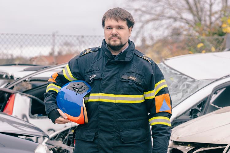 »Det er vitterlig nul at lave lige nu«, siger Daniel Due Jensen, som i stedet for at lave film, tv-serier og reklamer er trukket i brandmandsuniformen.  Foto: Anders Holst Pedersen