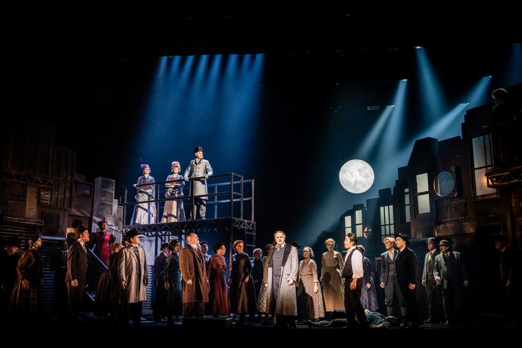 Det flyder med lig under fuldmånen, inden tragedien er slut. Her ses den rigtig fine tenor Sehoon Moon lige under månen. Foto: Jonas Persson