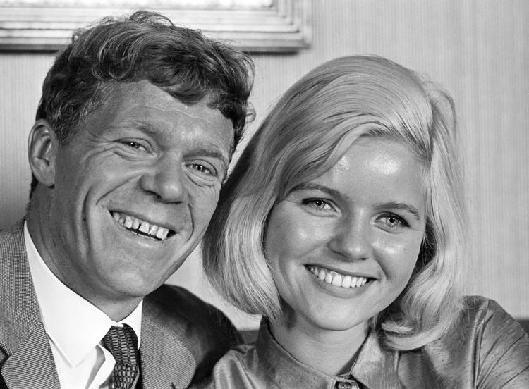 Fabrikant Arne Bybjerg fik stor succes med virksomheden Carmen Curlers i Kalundborg. Her ses han ned hustruen Lotte. DR bringer for tiden bringer en stort opslået serie om Carmen Curlers under samme navn.  Foto: Erik Petersen