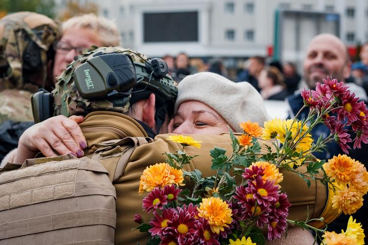 De ukrainske styrker blev modtaget med hjertelig begejstring, da de tilbageerobrede magten i havnebyen Kherson.  Foto: -/Ritzau Scanpix