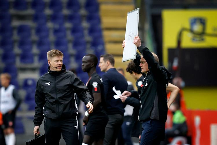 'Keep attacking'. Få uger efter  Niels Frederiksen brugte den alternative kommunikationsmetode, vandt Brøndby det danske mesterskab.  Foto: Jens Dresling