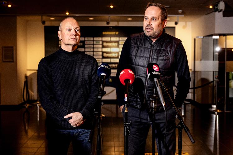Niels Frederiksen flankeret af Carsten V. Jensen fortæller, hvorfor han og Brøndby har stoppet samarbejdet. Foto: Jacob Ehrbahn