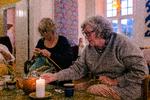 Elsa Lauritzen, rigtig christianshavner, kommer til strikkeklubben om onsdagen sammen med sin veninde Fylisia i Kanalhusets opholdsstue og bar. Foto: Anders Holst Pedersen