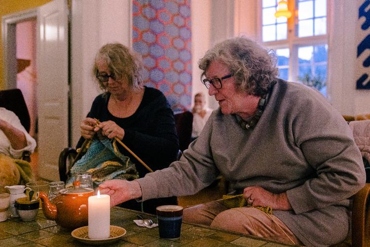 Elsa Lauritzen, rigtig christianshavner, kommer til strikkeklubben om onsdagen sammen med sin veninde Fylisia i Kanalhusets opholdsstue og bar. Foto: Anders Holst Pedersen