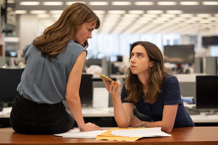 New York Times-journalisterne Megan Twohey (Carey Mulligan tv.) og Jodi Kantor (Zoe Kazan) fik Pulitzerprisen for deres afsløringer af mediemogulen Harvey Weinstein. Still 