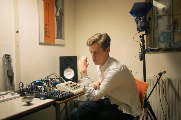 I weekenden kan du fejre det endnu smarte undergrunds-pladeselskab Posh Isolation, som musikeren Loke Rahbek var med til at skabe for nu 13 år siden. Foto: Marie Hald