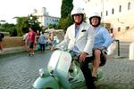 Gregg Wallace drøner rundt i Rom på en Vespa-scooter og   spiser lækker mad og fortæller om Cæsar, 