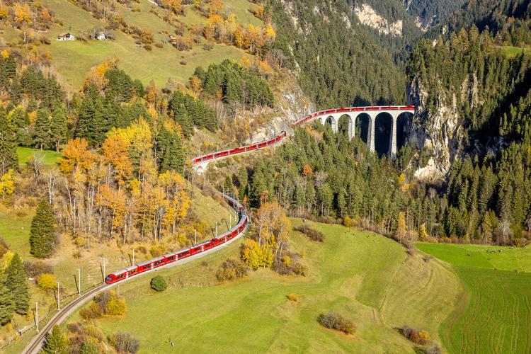 I oktober satte det schweiziske jernbaneselskab Rhaetian Railway (RhB) verdensrekord på de berømte skinner omkring Landwasser-viadukten. Foto: Philipp Schmidli