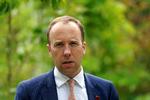 Matt Hancock blev fyret som sundhedsminister, da det kom frem, at han havde haft en affære med sin særlige rådgiver, selv om landet var underlagt skrappe restriktioner.  Foto: Pool/Ritzau Scanpix