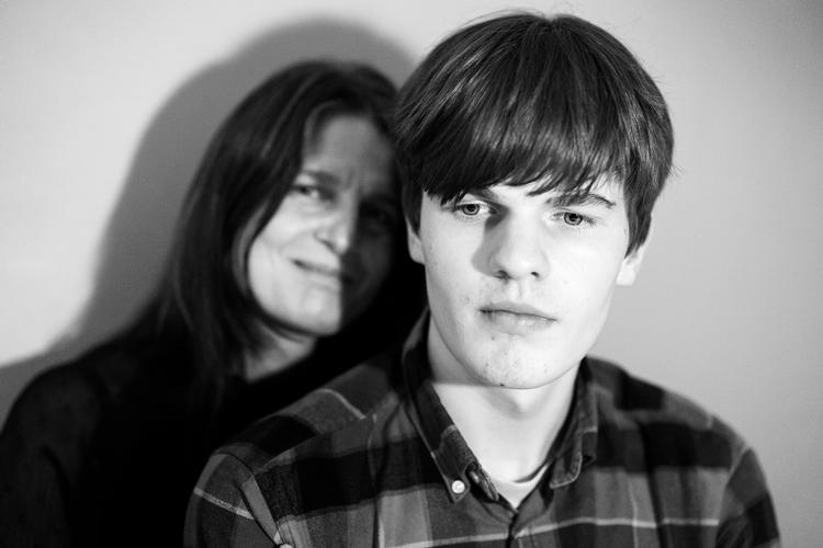 49 procent af 1.018 adspurgte forældre til autistiske børn svarede i en ny inklusionsundersøgelse fra Landsforeningen Autisme, at deres barn har ufrivilligt skolefravær. Her 15-årige Johann Volfsberg Burgess og hans mor Camilla Newcomb Burgess. Foto: Thomas Borberg