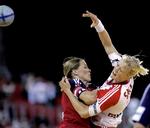 I 2004 stod den foreløbig sidste finale mellem Danmark og Norge. Det var ved EM, og dengang havde Gro Hammerseng (tv.) et godt greb på Rikke Skov og Danmark, og det har de ikke sluppet siden. Foto: Jens Dresling