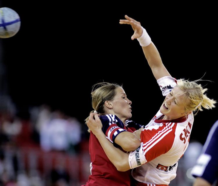 I 2004 stod den foreløbig sidste finale mellem Danmark og Norge. Det var ved EM, og dengang havde Gro Hammerseng (tv.) et godt greb på Rikke Skov og Danmark, og det har de ikke sluppet siden. Foto: Jens Dresling